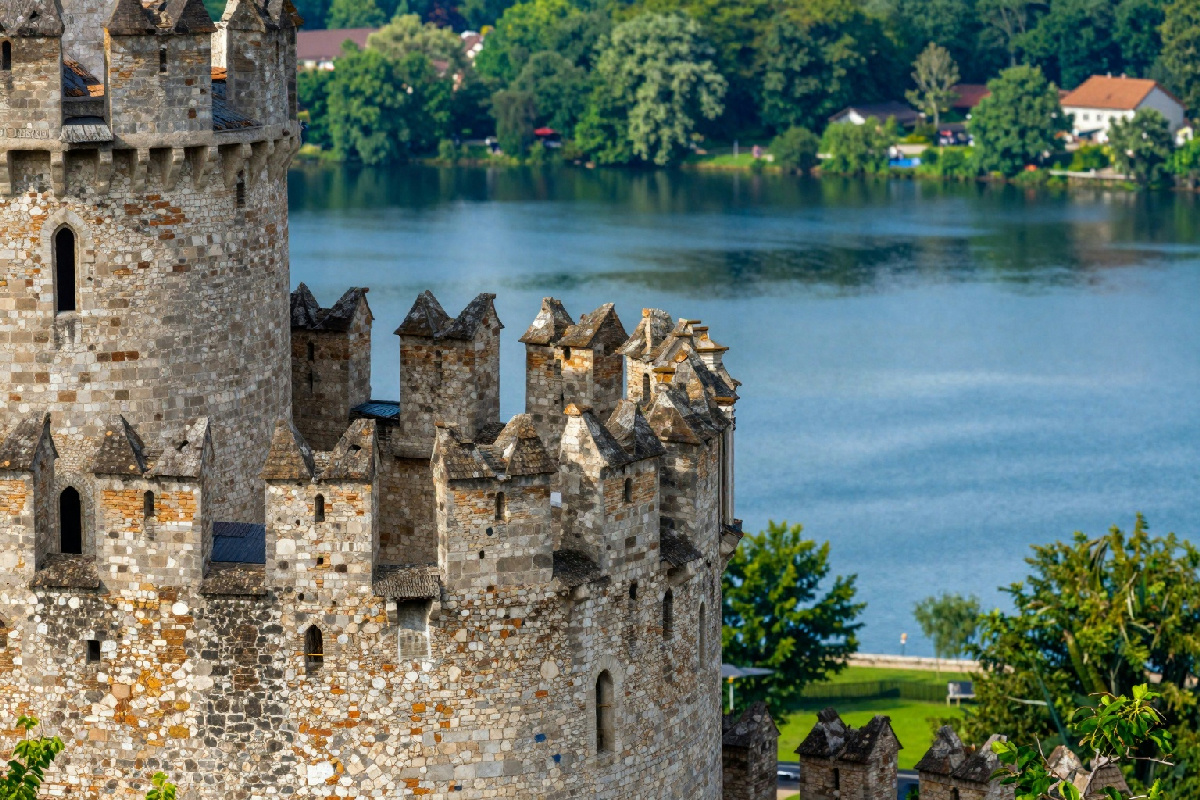 Un castello del XI secolo da riscoprire sulle rive del lago: un tesoro da esplorare